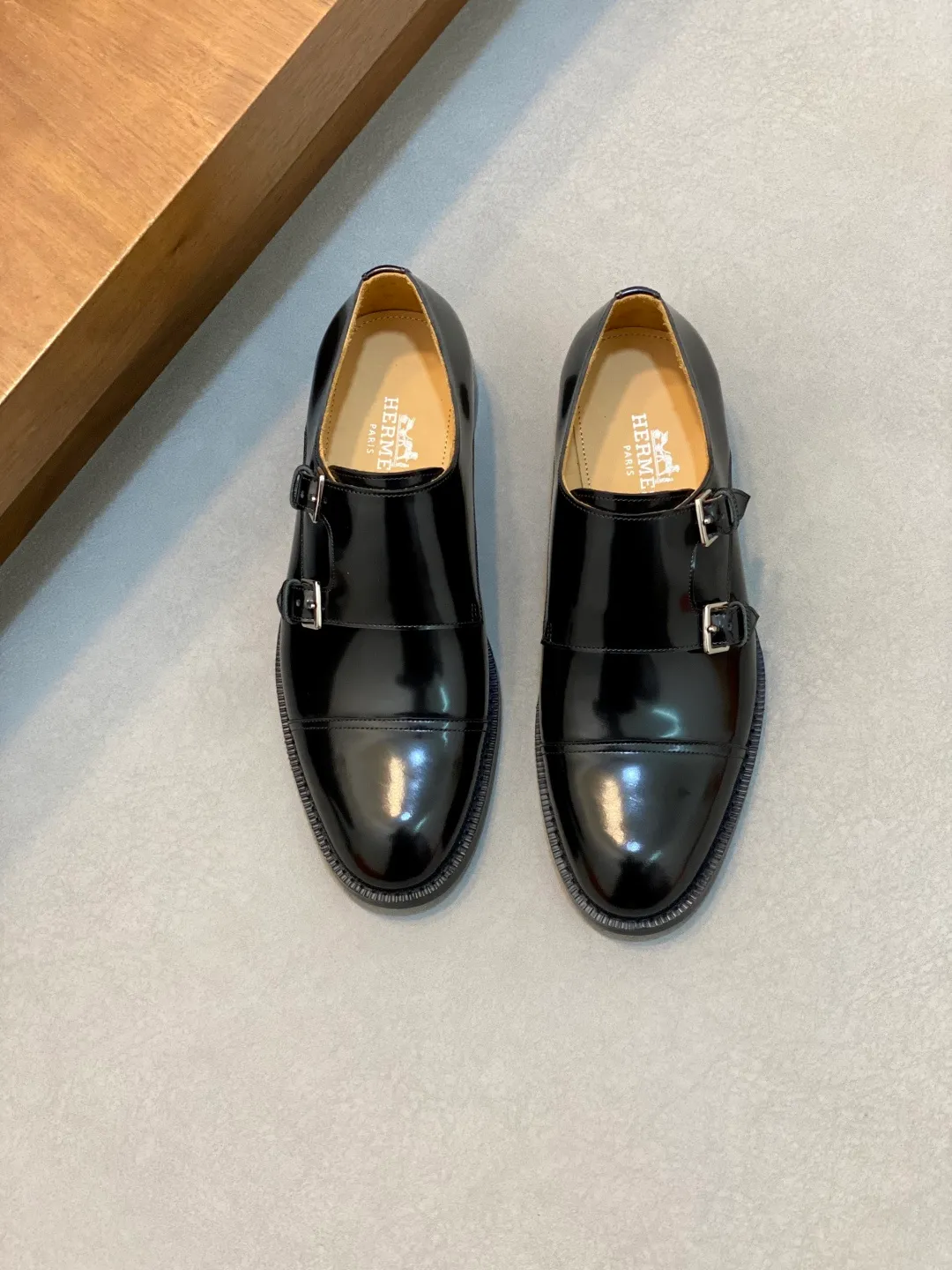 Men's shoes 💰780 HERMES/Hermès GAME slip-on loafers. These loafers are made of matte frosted calfskin. They are equipped with functional Kelly shoe buckles to easily create a fashionable urban style. They are equipped with genuine leather welts and lightweight grooved rubber foam outsole. They have genuine calfskin lining and silk-screen logo feet. They are slip-on design. They are novel and fashionable, with a handsome upper. Comes with a dust bag in the original box! Size: 39-40-41-42-43-44 standard leather shoe size (38/45 can be customized but does not support returns)